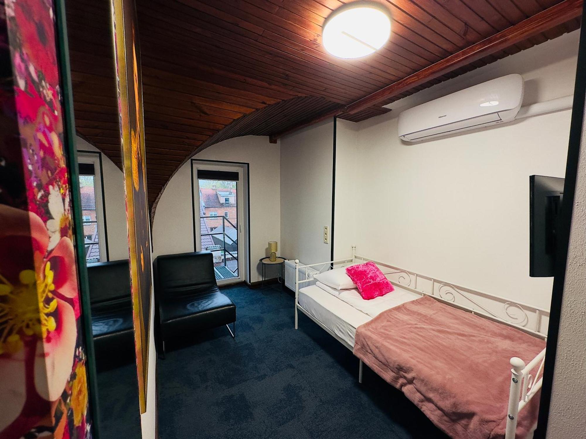 Broken Bed Hootel Каунас Екстериор снимка