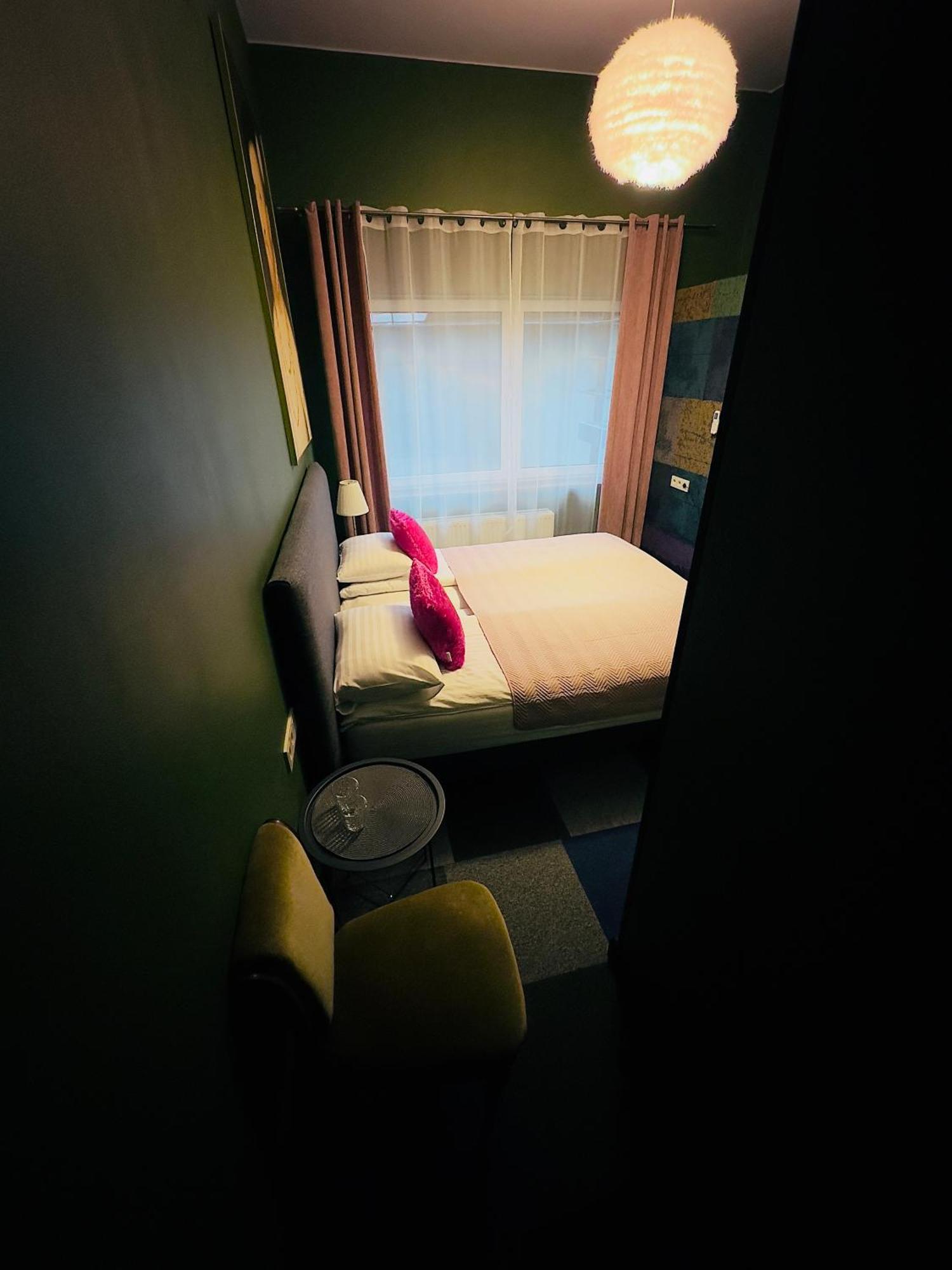 Broken Bed Hootel Каунас Екстериор снимка