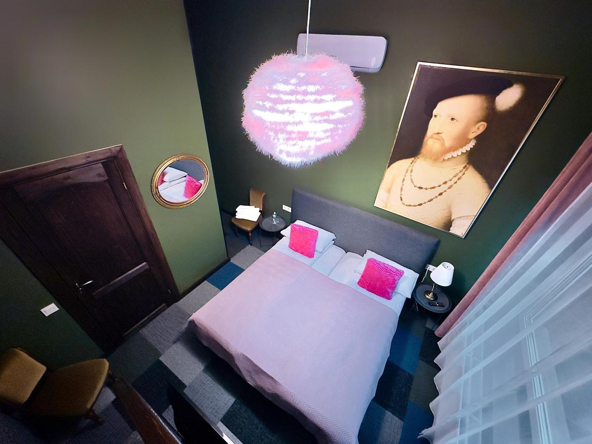 Broken Bed Hootel Каунас Екстериор снимка